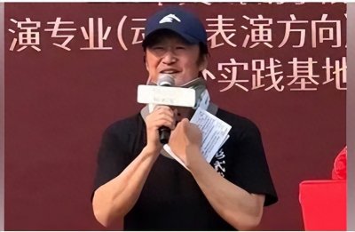 ​吴京片场意外受伤，网友关注不是他伤势如何，却是惊讶他的年龄！