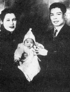 ​李小龙：功夫之王的一生，20张经典照片见证帅气传奇