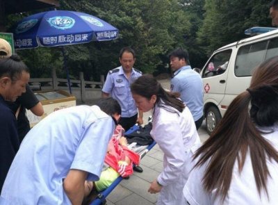 ​玖月奇迹王小玮爬山晕倒，被抬下山送医，微博发文称爬得太心急了