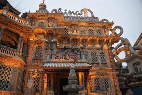 瓷房子是一座用多件古董装修而成的建筑，被称“中国古瓷博物馆”