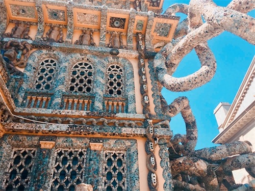 瓷房子是一座用多件古董装修而成的建筑，被称“中国古瓷博物馆”