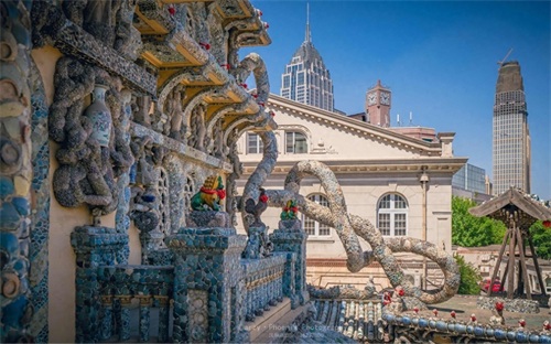 瓷房子是一座用多件古董装修而成的建筑，被称“中国古瓷博物馆”