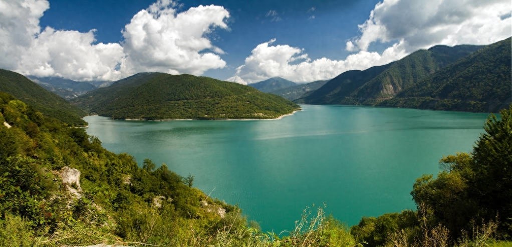 唐县大茂山是一座森林公园，有数以百计的自然景观
