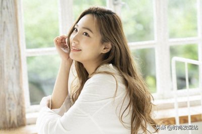 ​40岁左右女士留发型，这几款可以试试，发型洋气显利落