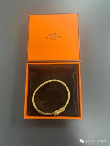 ​女主播偷走闺蜜爱马仕手镯，半年后在网上炫耀被闺蜜一眼认出