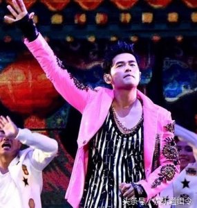 ​周杰伦演唱会门票开售，歌迷通宵买票，最高炒至70000元一张