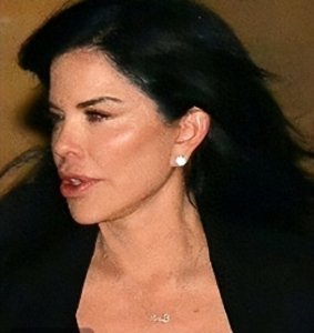 ​劳伦桑切斯来炫耀她的“B夫人”了，带着她亿万富翁未婚夫