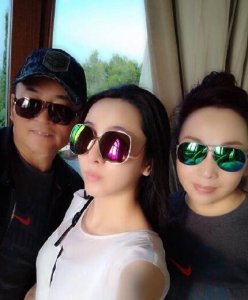 ​李思思与父母出游照曝光 黑超名牌包很抢镜