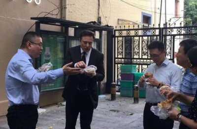 ​马斯克街头吃煎饼 网友：一下子暴露吃货本性