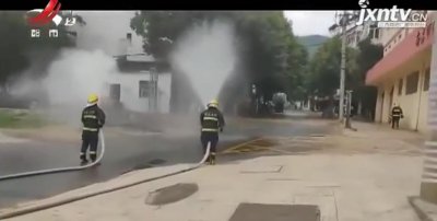 ​砰的一声巨响 路人四散逃散 南昌湾里燃气管道爆裂