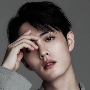 ​肖战生日被私生饭撞到，带私生饭再上热搜