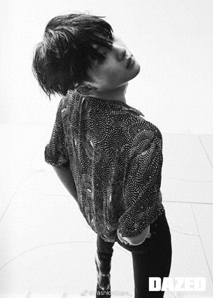 周震南5月刊封面大片，黑色指甲撞上豹纹衬衫，随性而低调