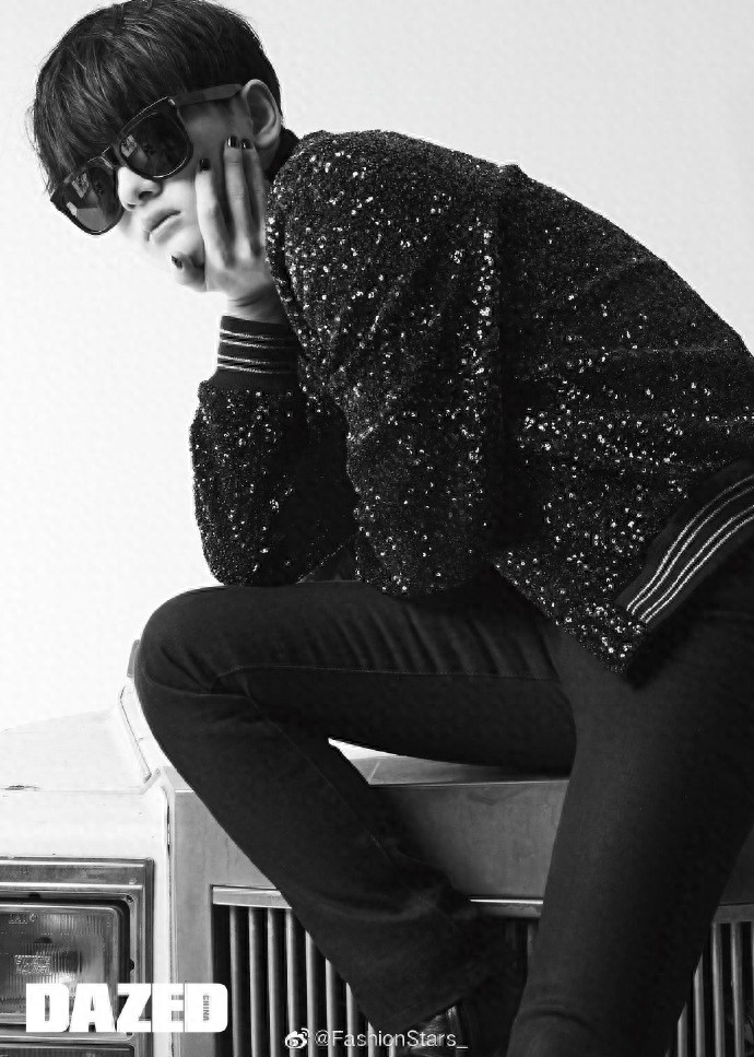 周震南5月刊封面大片，黑色指甲撞上豹纹衬衫，随性而低调