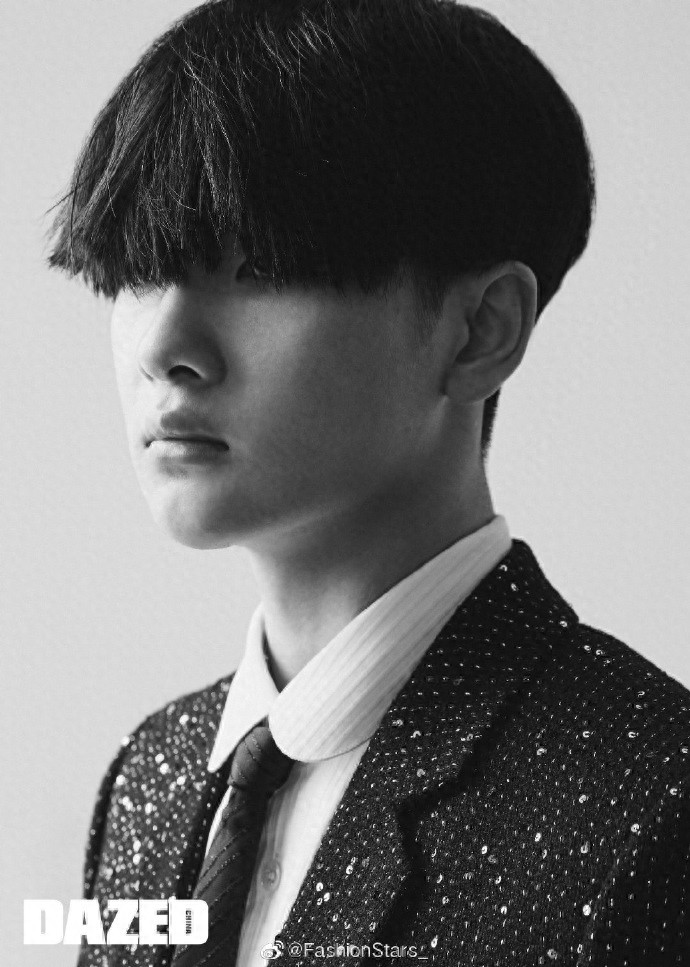 周震南5月刊封面大片，黑色指甲撞上豹纹衬衫，随性而低调