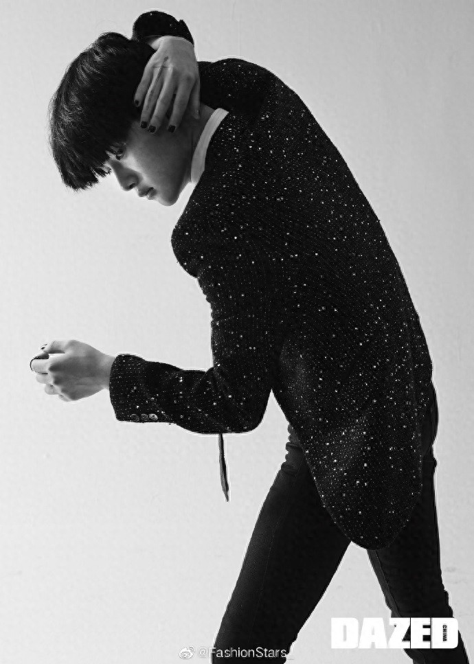 周震南5月刊封面大片，黑色指甲撞上豹纹衬衫，随性而低调