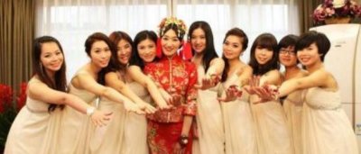 ​变质的闹洞房习俗催生职业伴娘 闹伴娘一次500元尺度不一