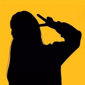 ​三人闺蜜头像两女一男黄底黑影（无水印）