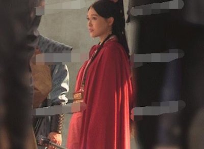 ​怀孕实锤？唐嫣最新片场照曝光 巨肚似已有六月身孕