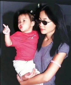 ​55岁王菲现身女儿演唱会，面部浮肿神似刘嘉玲，母女联动引回忆杀