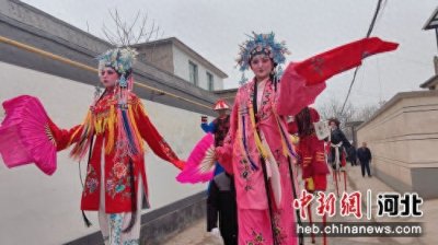 ​河北高碑店：百年高跷会闹新春