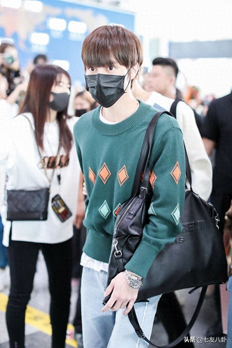 黄冠亨绿色毛衣清新文艺少年感满屏，刘海遮眼难盖帅气