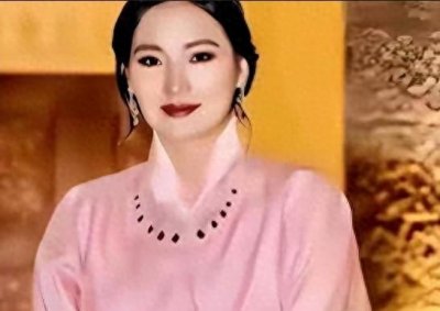 ​不丹小公主长开了好洋气，不像佩玛王后大饼脸，难怪国王最宠她