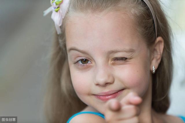 fart是“屁”，around是“到处”，fart around不是“到处放屁”