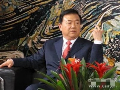 ​敛财6685万甘肃“色虎”王三运：一边喝茅台一边看小姐水上芭蕾！