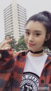 ​奚梦瑶维密秀一不小心摔倒，双膝跪地瞬间成焦点，网友：看着都疼