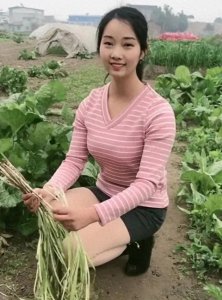 ​46岁留守妇女倾诉：村庄里光棍成群，却看不上带男孩的二婚女