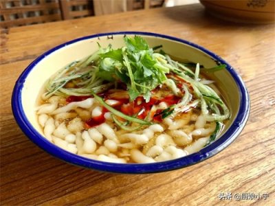 ​夏天没胃口？教你做玉米面漏鱼，酸辣爽滑入口即化，一口气吃两碗