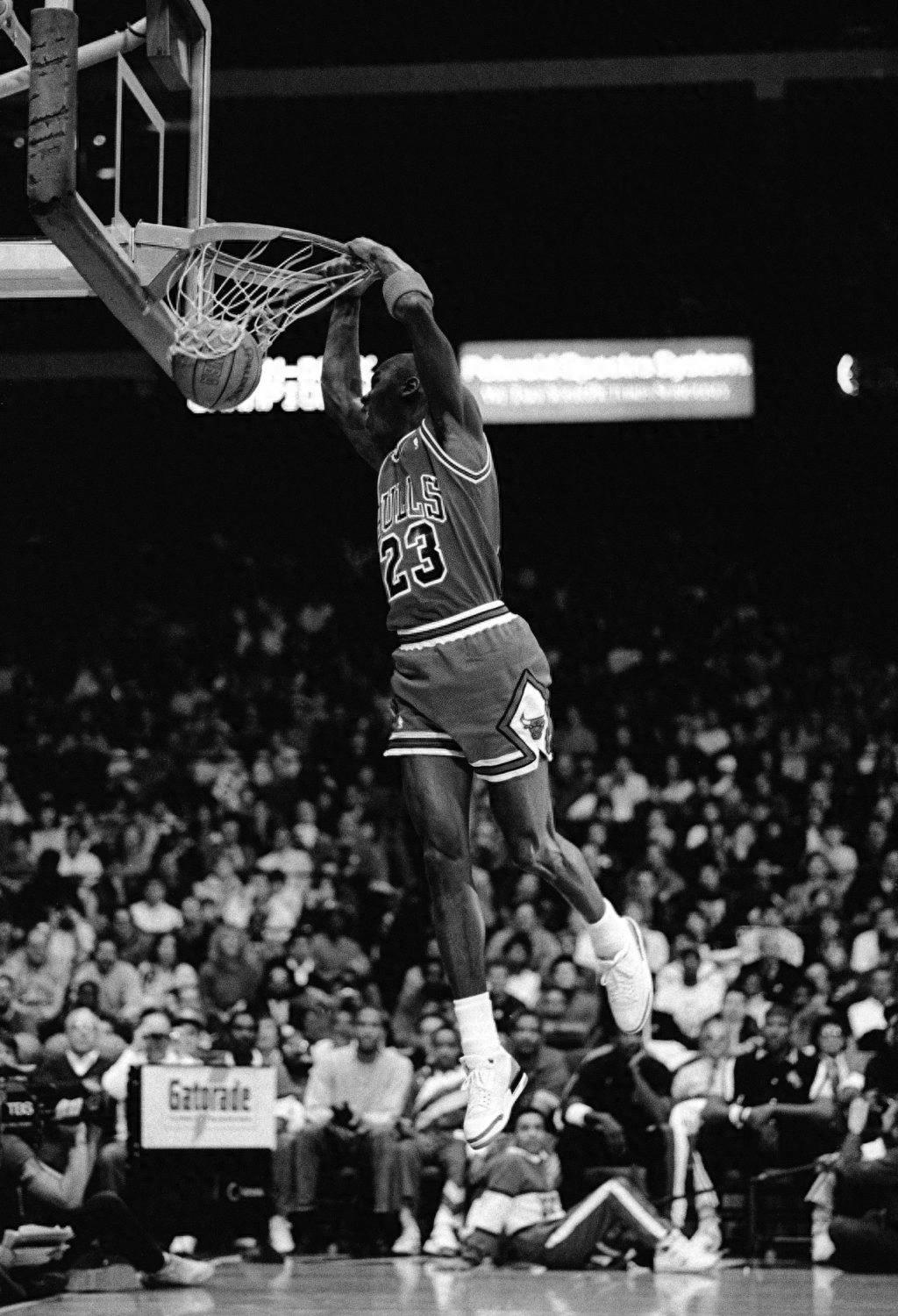 最具力量和美的扣篮！一组珍贵黑白照回顾乔丹挂筐瞬间