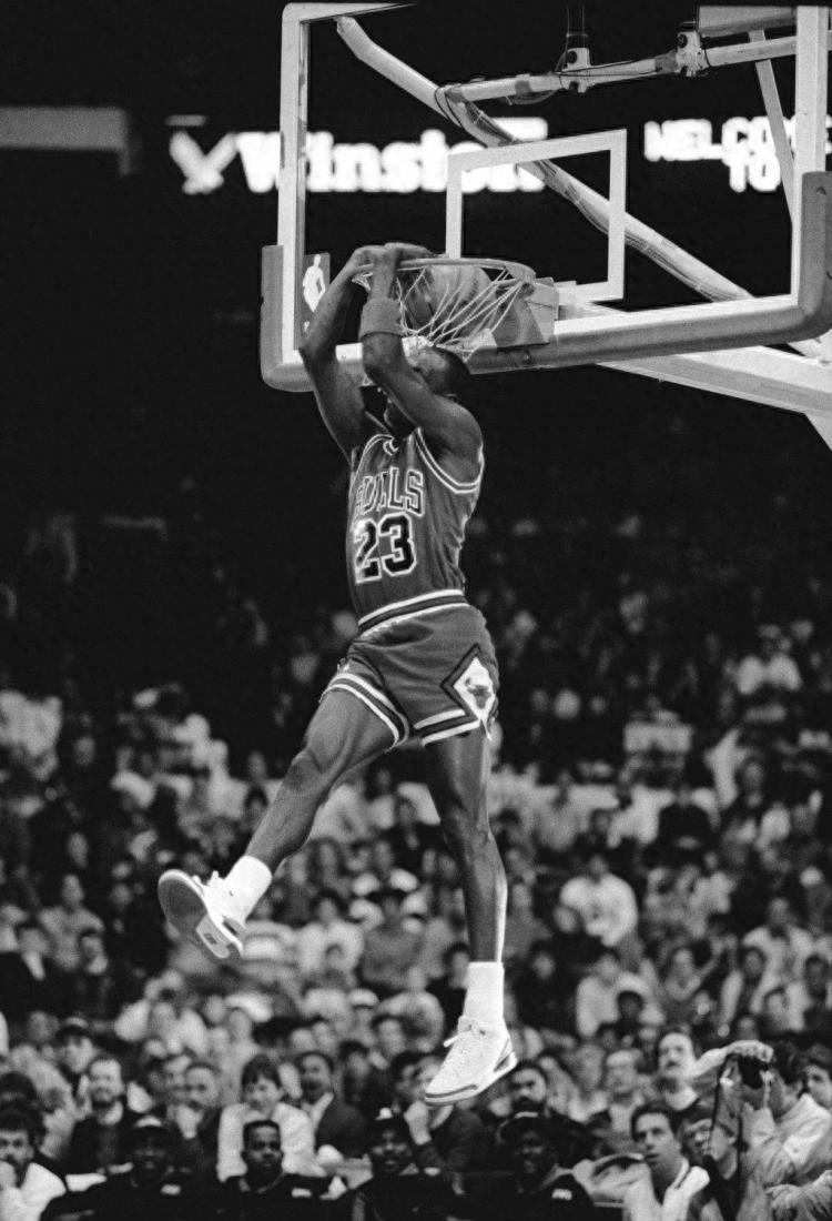最具力量和美的扣篮！一组珍贵黑白照回顾乔丹挂筐瞬间