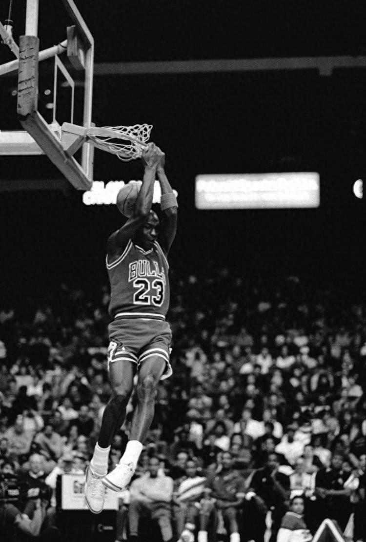 最具力量和美的扣篮！一组珍贵黑白照回顾乔丹挂筐瞬间