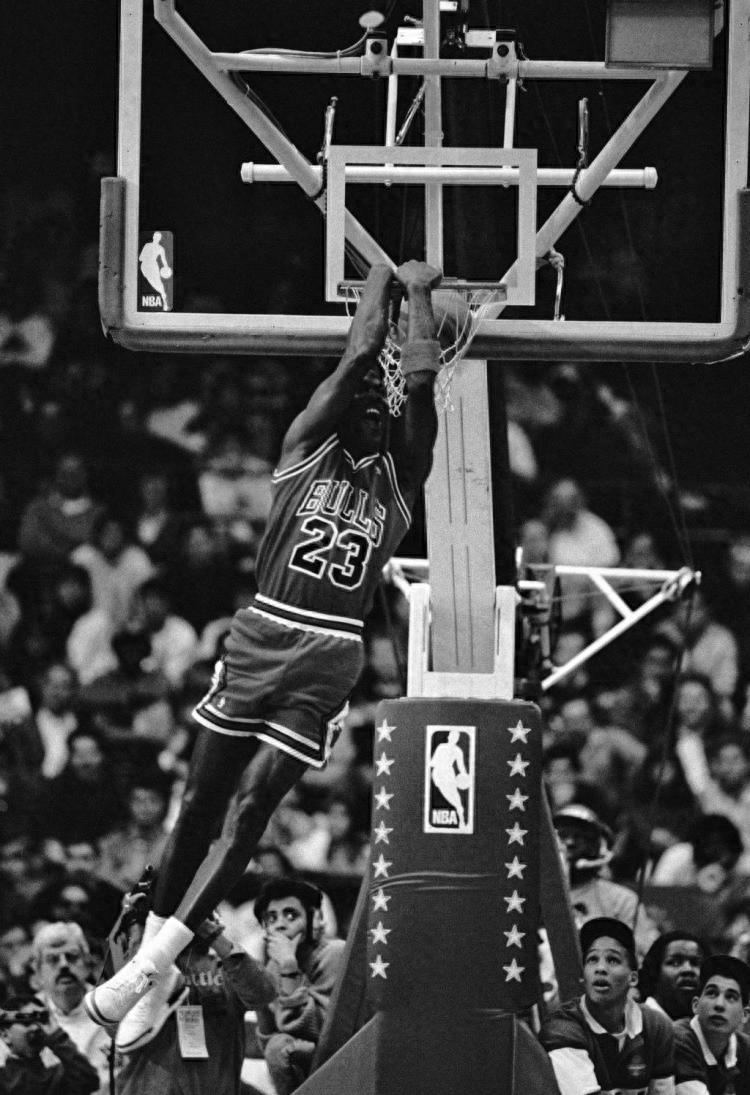 最具力量和美的扣篮！一组珍贵黑白照回顾乔丹挂筐瞬间