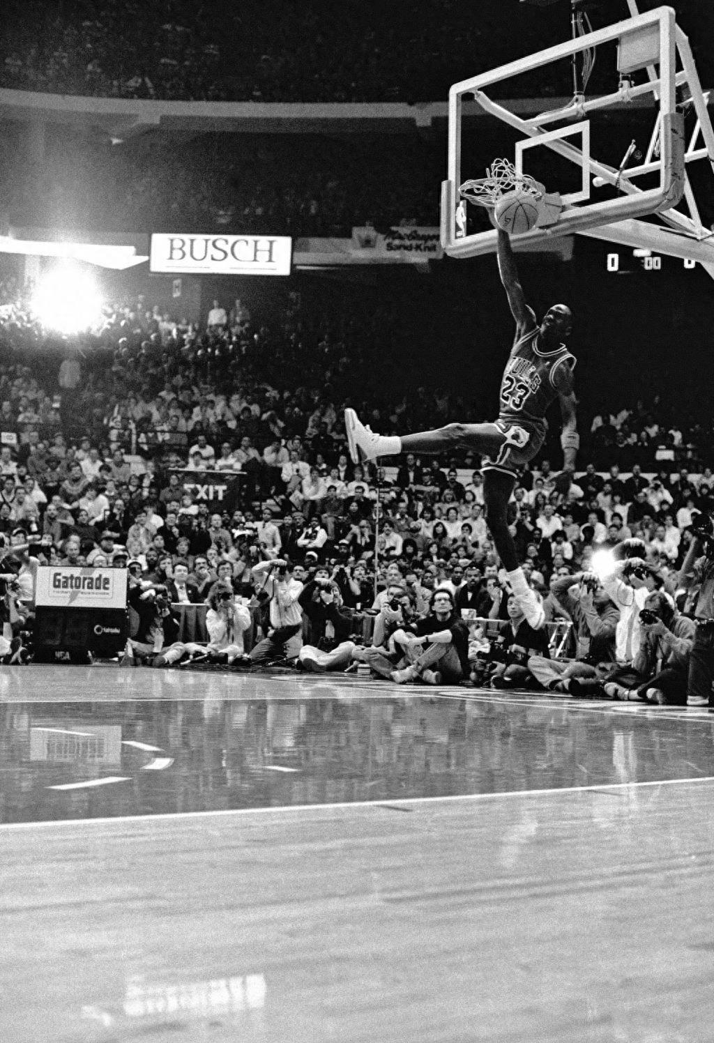 最具力量和美的扣篮！一组珍贵黑白照回顾乔丹挂筐瞬间