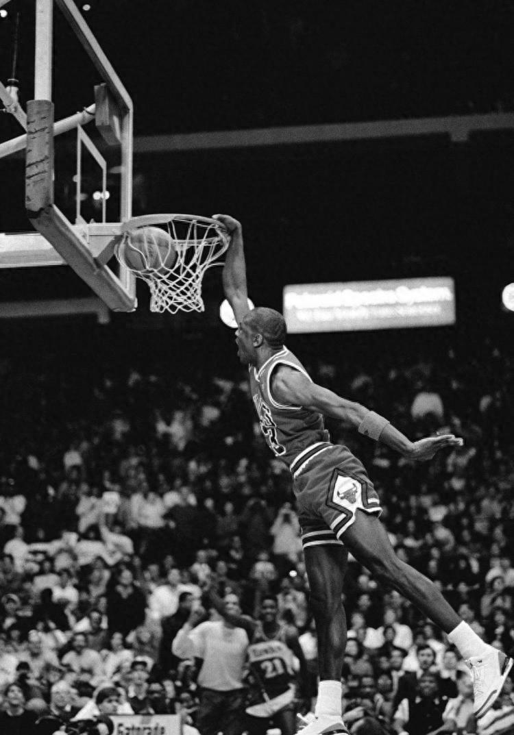 最具力量和美的扣篮！一组珍贵黑白照回顾乔丹挂筐瞬间