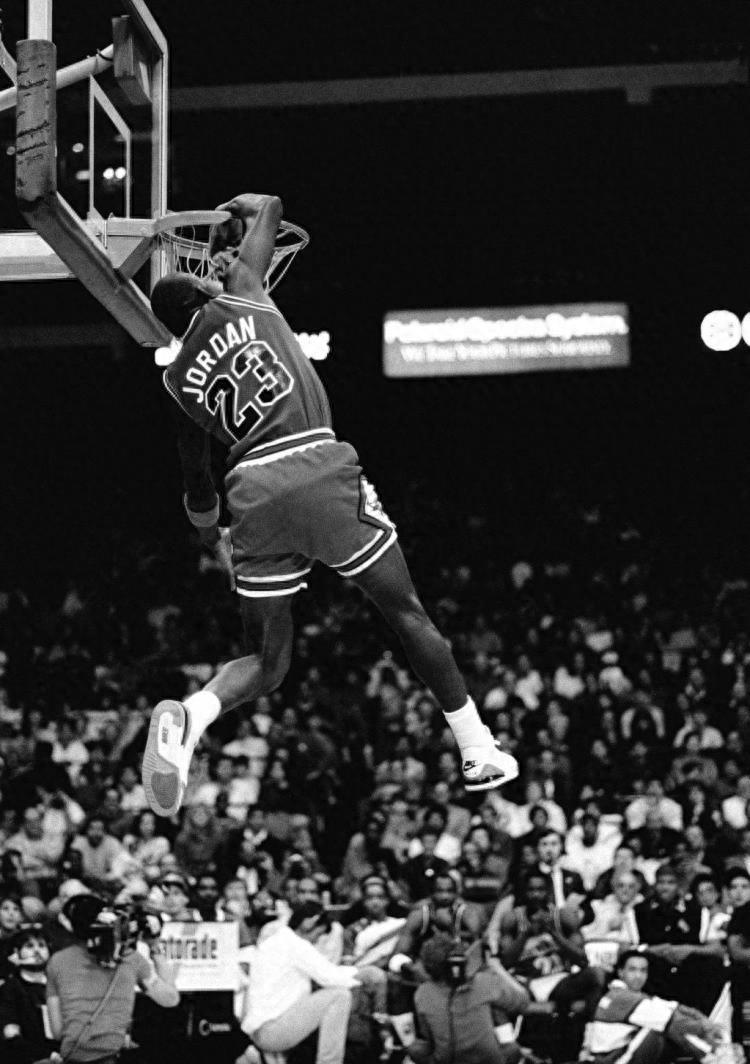 最具力量和美的扣篮！一组珍贵黑白照回顾乔丹挂筐瞬间