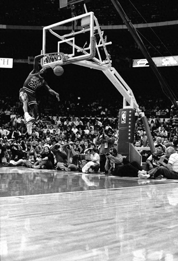最具力量和美的扣篮！一组珍贵黑白照回顾乔丹挂筐瞬间
