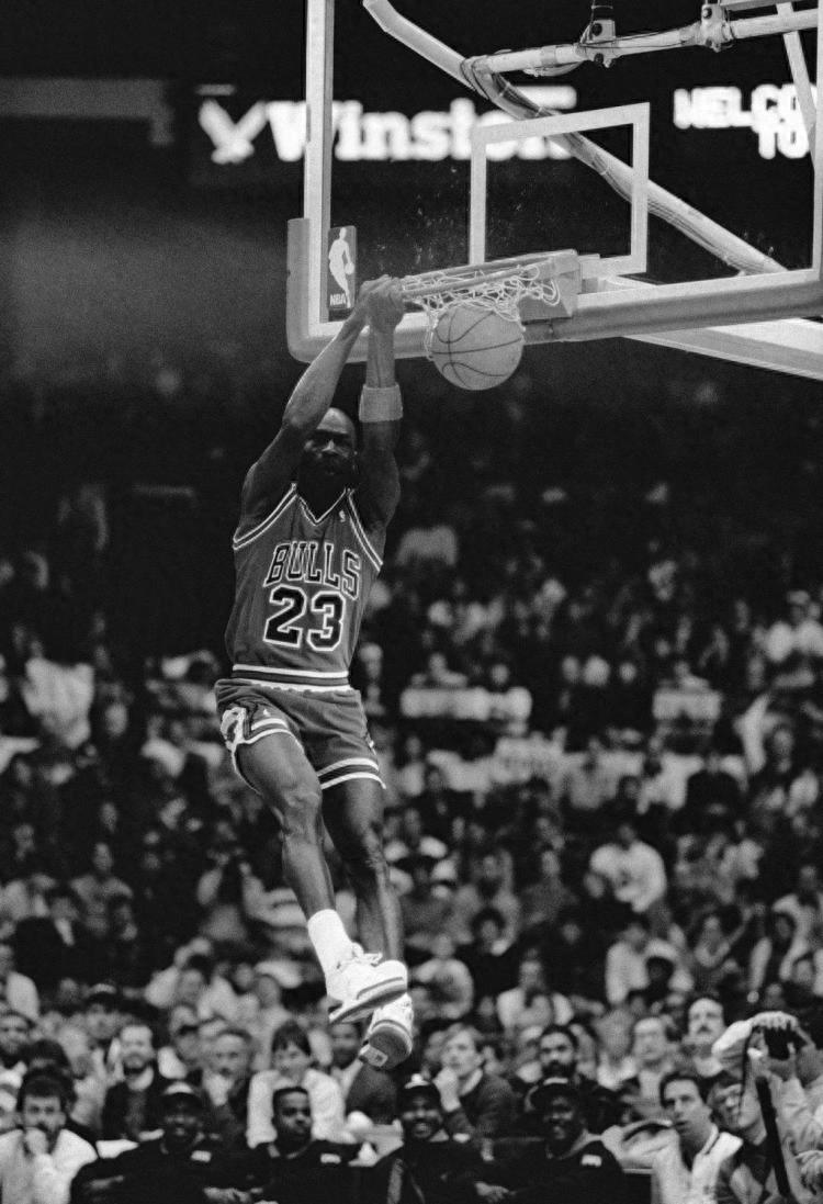 最具力量和美的扣篮！一组珍贵黑白照回顾乔丹挂筐瞬间