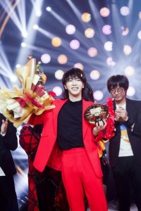 ​最年轻的歌王华晨宇，专注音乐20多年，没有梦想自由生长