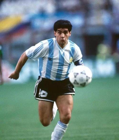 为什么马拉多纳是公认的世纪球王，他到底有何特别之处？