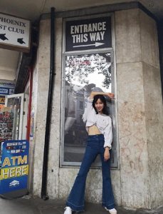 ​娄艺潇衬衫胸口打个结，胸部变大了、小蛮腰也露了