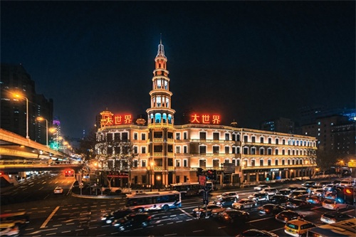 上海大世界是上海著名的游乐中心，深受很多游客喜欢