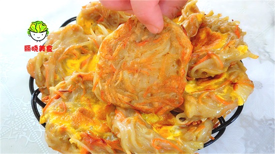 个土豆加4个鸡蛋，教你如何做土豆饼，营养不油腻，解馋