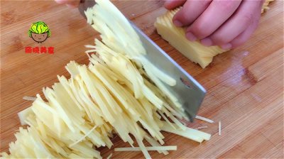 ​2个土豆加4个鸡蛋，教你如何做土豆饼，营养不油腻，解馋