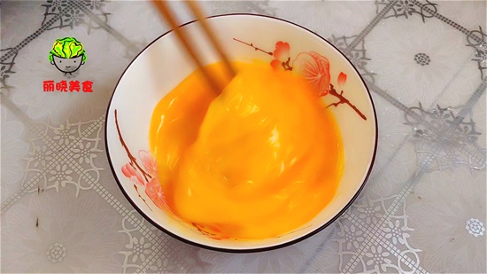 个土豆加4个鸡蛋，教你如何做土豆饼，营养不油腻，解馋