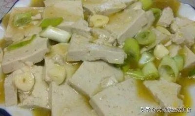 ​大葱炒豆腐的家常做法，方法简单，一学就会，味道鲜美，太下饭了
