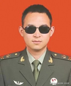 ​一等功臣杜富国，军嫂王静含泪辞去事业编工作，现状如何？