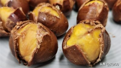 ​怎么煮栗子去皮，教你最简单的方法，轻轻一掰壳皮就分离